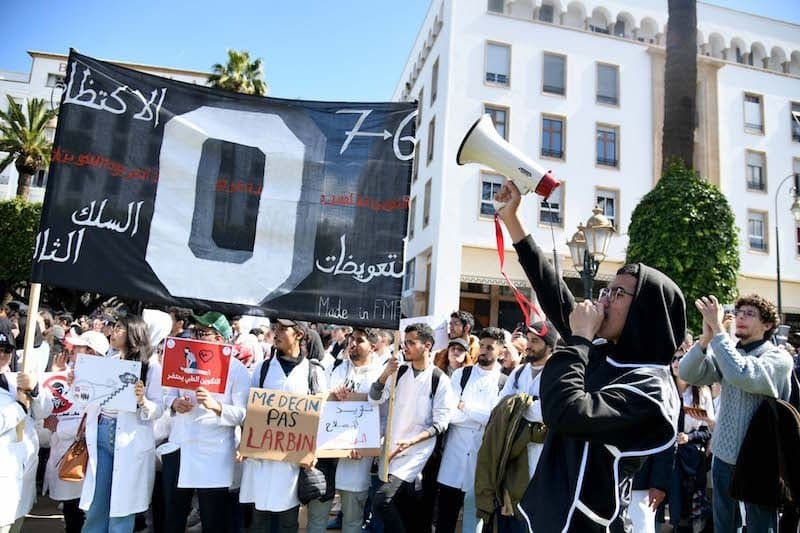 أزمة طلبة الطب.. هل تتدحرج « كرة الثلج » نحو مآلات قانونية ومجتمعية معقدة؟
