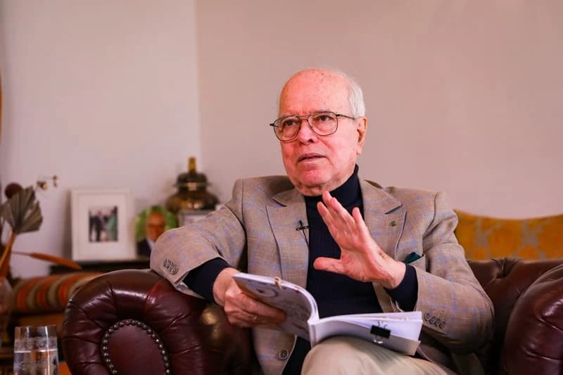 معنينو يهدي القراء إصدار "بصمات"