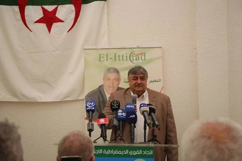 مسؤول فلسطيني يدعم البوليساريو من الجزائر .. و"منظمة التحرير" تتبرأ