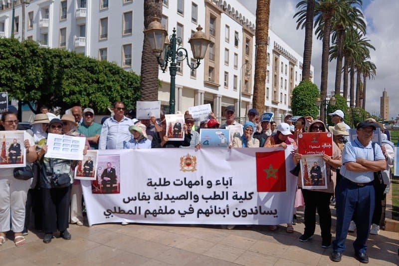 عائلات طلبة الطب والصيدلة تتمسك بالتحكيم الملكي لإنقاذ الموسم من « البياض »