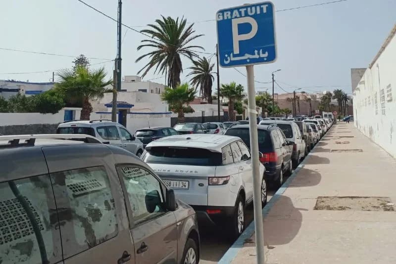 إشكالية « رَكن السيارات » تدفع مجالس جماعية بالمغرب إلى البحث عن حلول جديدة