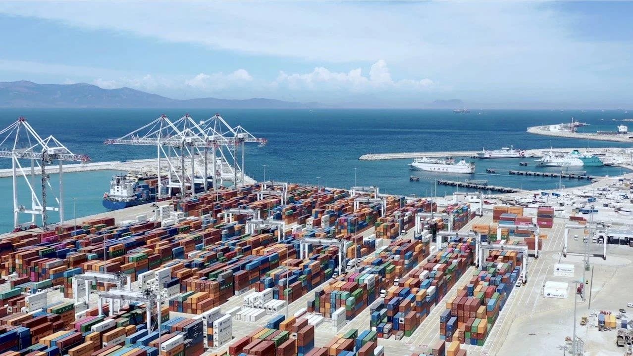 ميناء طنجة المتوسط يحتل المركز الرابع عالمياً في أداء موانئ الحاويات لعام 2023
