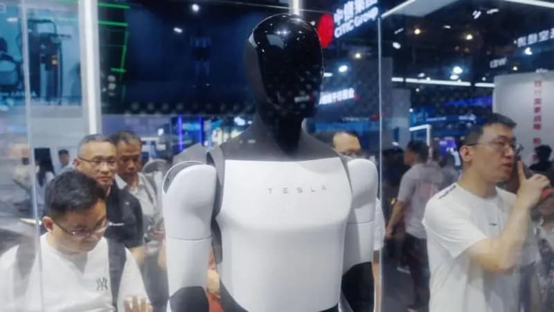 إيلون ماسك يعلن أن شركة تسلا سوف تستعين بـ »الروبوتات البشرية » العام المقبل