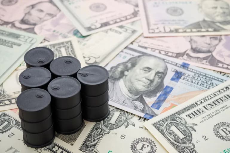 النفط يرتفع والدولار يتراجع والذهب يستقر