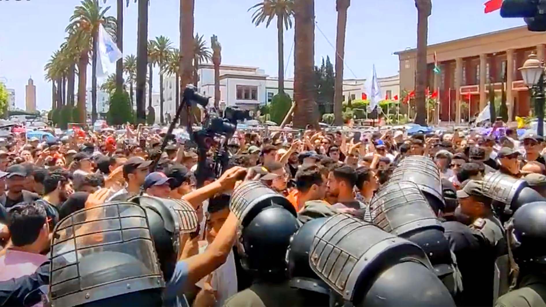 تحت شعار "ناضل" طلبة الطب والصيدلة يواصلون احتجاجاتهم بالرباط .. فيديو