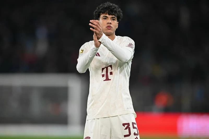 فينسنت كومباني يراقب اللاعب المغربي أدم أزنو لإدراجه في فريق بايرن ميونيخ الأول