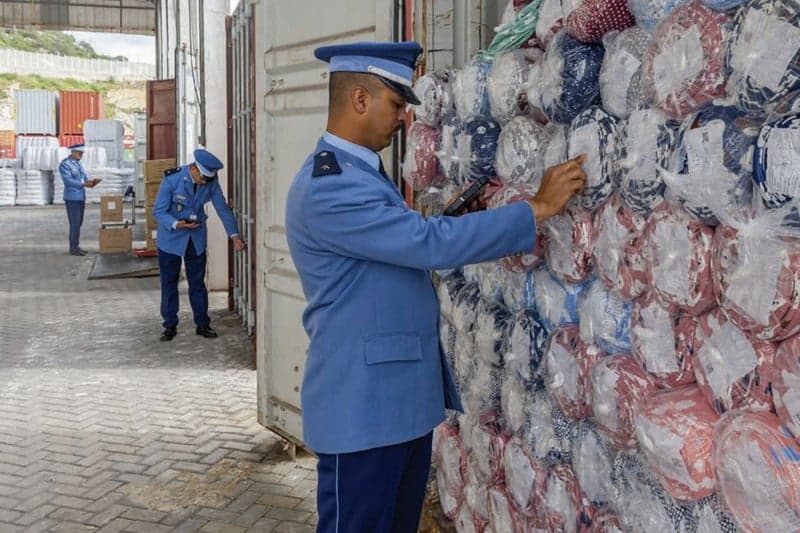 الجمارك تداهم مستودعات تخزين ملابس لعلامات تجارية مقلدة بالدار البيضاء
