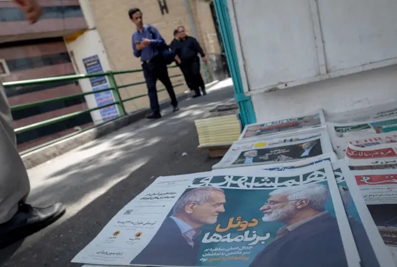 بين الإصلاحي والمحافظ كيف تختلف برامج المُرشحَيْن لرئاسة إيران؟