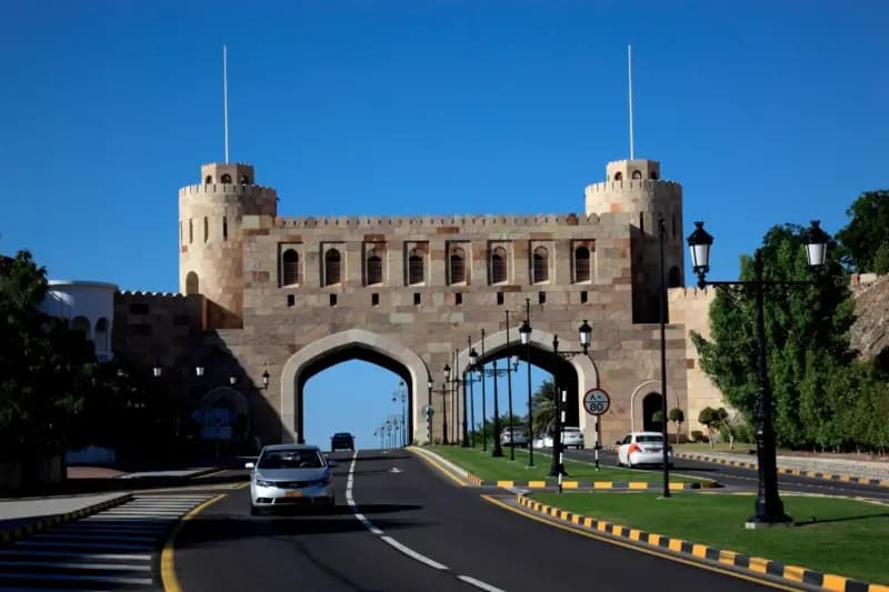 مقتل تسعة أشخاص وإصابة 28 من جنسيات مختلفة في إطلاق نار قرب مسجد للشيعة في العاصمة العمانية مسقط