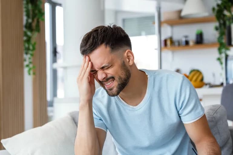 القولون العصبي والصداع.. هل مِن علاقة بينهما؟