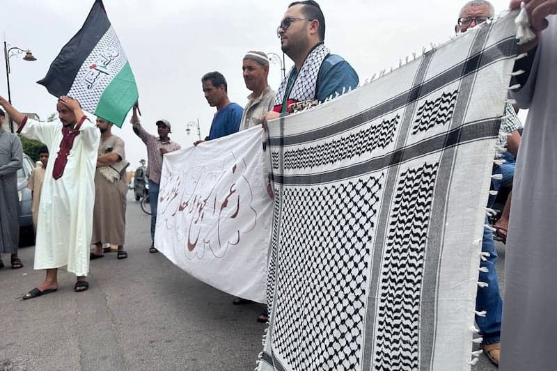 وقفات تتمسّك برمزية كوفية فلسطين