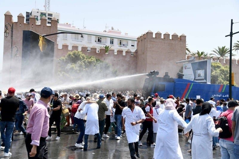 السلطات تتدخل لتفريق مسيرة شغيلة الصحة في الرباط باستخدام خراطيم المياه