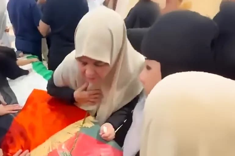 زوجة الراحل إسماعيل هنية تودع جثمانه بكلمات مؤثرة
