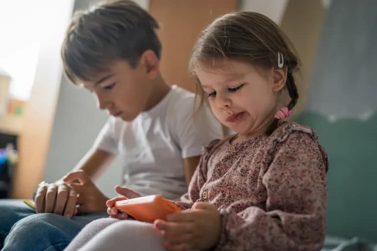 كيف يؤثر استخدام التكنولوجيا المفرط على الأطفال؟ وما الذي ينبغي للوالدين فعله؟