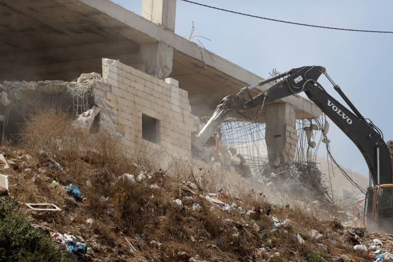 الاحتلال يهدم مبنى بمساحة 3500 متر شمالي القدس