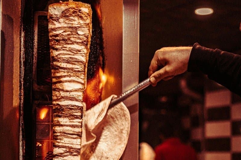 الدجاج يدفع بمطاعم إلى « نفخ الفاتورة » .. زيادة منطقية ام استغلال للظرفية؟