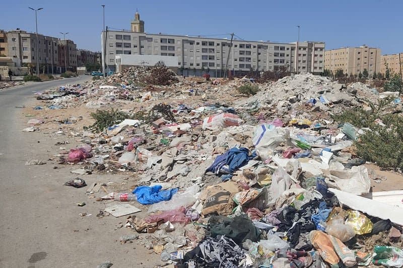 الأزبال تنتشر في محيط مدرسة الجابري