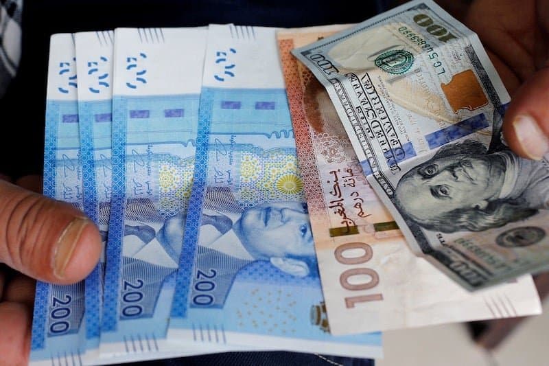 الدولار يسجل أدنى مستوى مقابل الدرهم