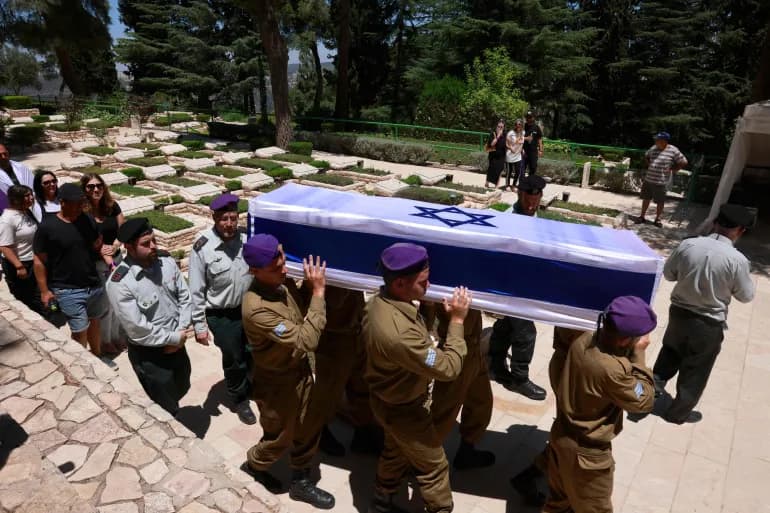 إسرائيل تعلن انتشال جثث 6 أسرى بغزة ومطالب الصفقة تحاصر نتنياهو