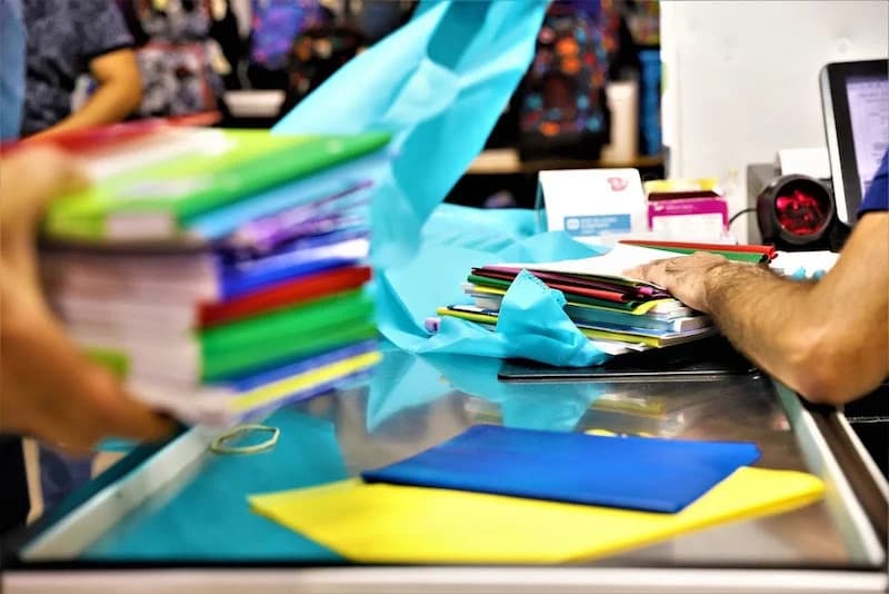 حُماة المستهلك وأولياء التلاميذ ينادون بالتخلي عن الكتب المدرسية المستوردة