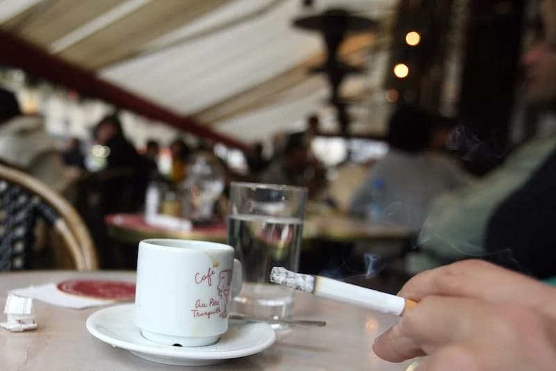 التدخين يكتسح المقاهي في المغرب .. ومهنيون: "اقتسام المكان" غير ممكن