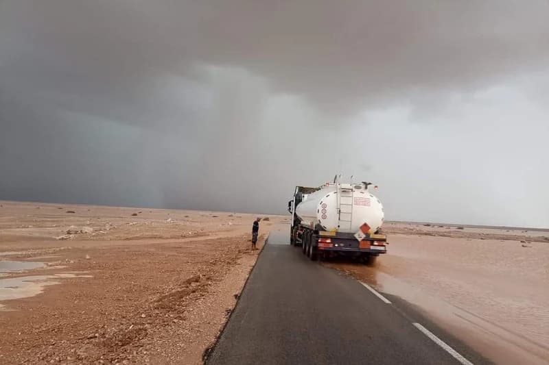 عواصف تقطع طريق العيون والسمارة