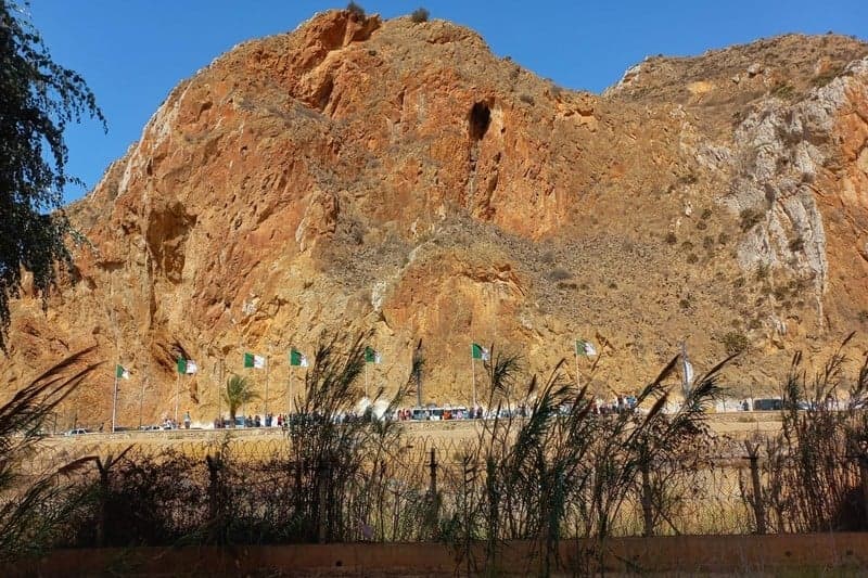 أسر مغربية ضحية نصب مافيات بالجزائر