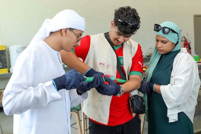 شباب مغاربة في نشاط ثقافي بالشارقة