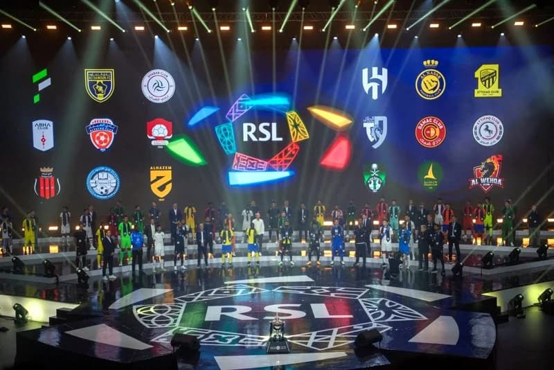 جوائز للاعبين والمدربين بدوري السعودية