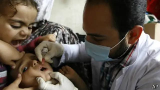 حملة التطعيم ضد شلل الأطفال تستمر لليوم الثاني في غزة