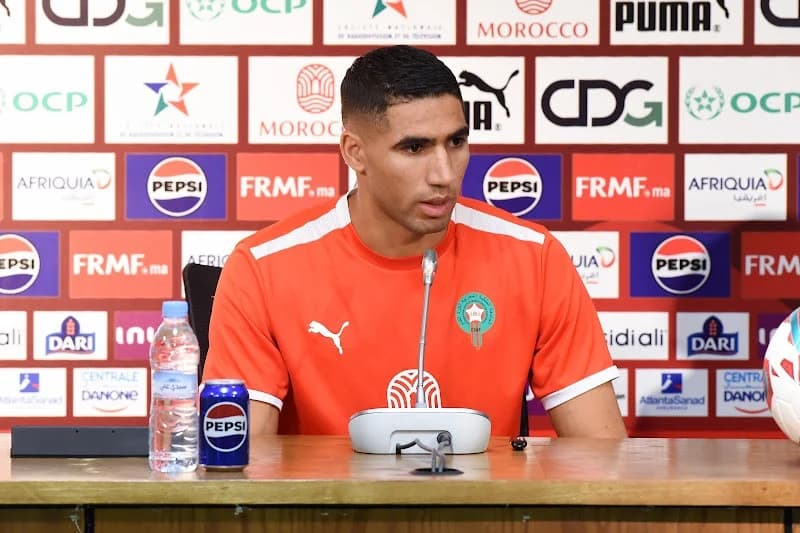 حكيمي يحرص على تقديم النصائح للاعبين الشباب في المنتخب الوطني
