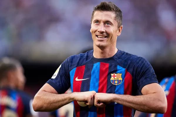 ليفاندوفسكي يعادل رقم ميسي ويحقق إنجازات جديدة في دوري الأبطال