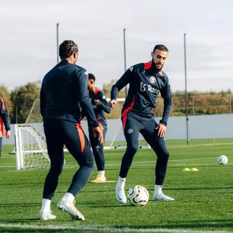 نصير مزراوي يعود إلى تدريبات مانشستر يونايتد