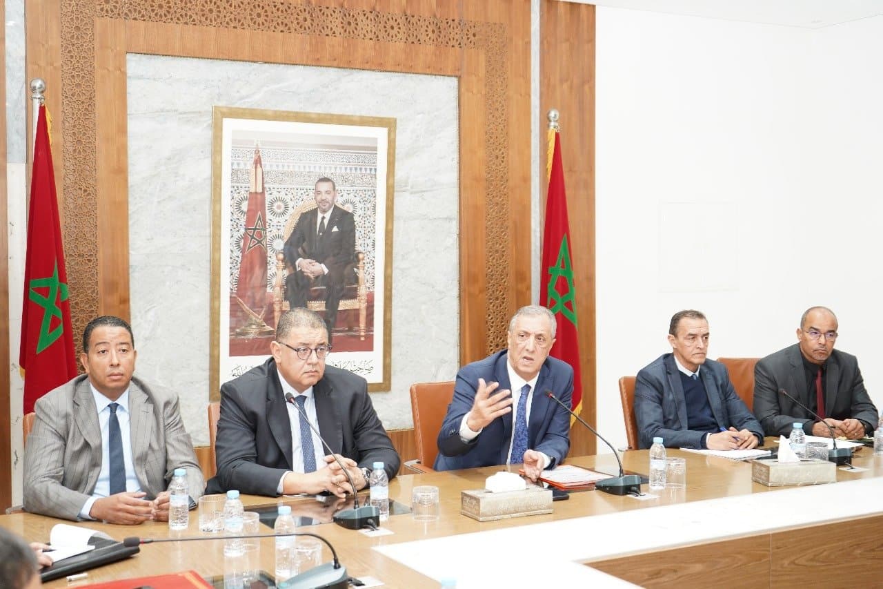 اجتماع موسع بمقر ولاية مراكش-آسفي لبحث تدبير منصتي « رخص » والمركز الجهوي للاستثمار