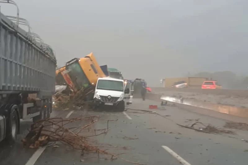 فيضانات إسبانيا تُلحق خسائر بالجملة في صفوف مهنيي النقل الدولي المغاربة