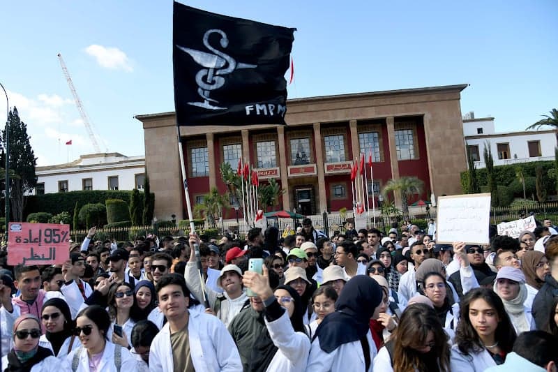 بوادر انفراج الأزمة .. تفاصيل أول لقاء لميداوي والتهراوي مع طلبة الطب
