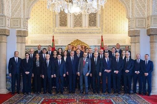 جلالة الملك يستقبل أعضاء الحكومة في صيغتها الجديدة بعد إعادة هيكلتها