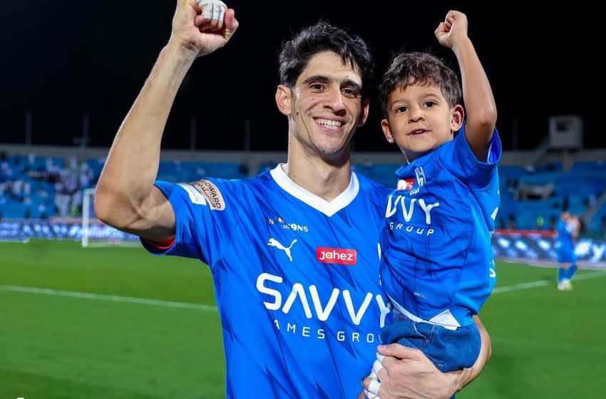 ياسين بونو يتنافس على جائزة « تصدي » في دوري روشن السعودي