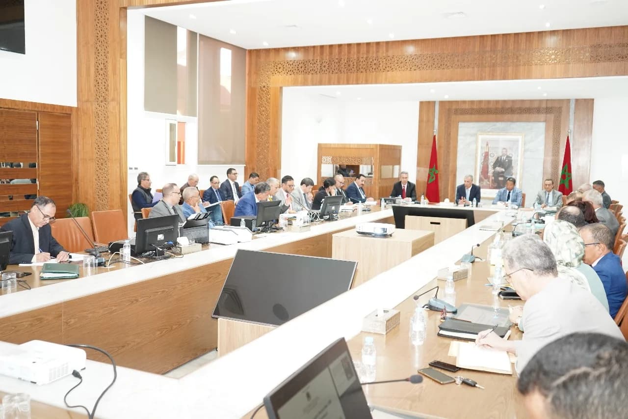 مراكش : والي الجهة يرأس اجتماعا لمتابعة برامج تحسين السكن والبنية التحتية