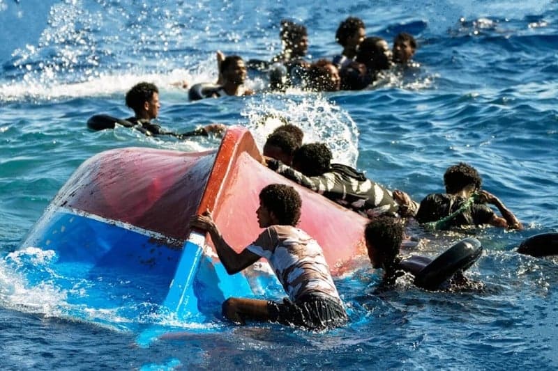 70 مفقودًا في غرق قارب مهاجرين قبالة السواحل