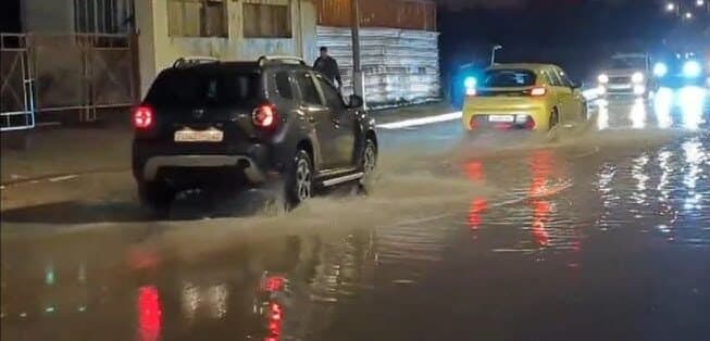 ساعات من الأمطار الغزيرة تغرق طنجة .. والعمدة يدافع عن التدابير