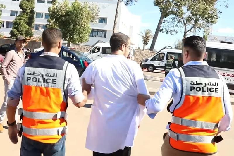 حكم يبرئ طلبة أطباء من تهمة العصيان