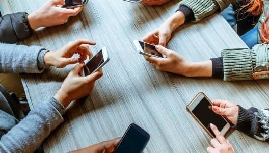 42% من الشباب المغربي يؤكدون تراجع مستواهم الدراسي بسبب الإنترنت