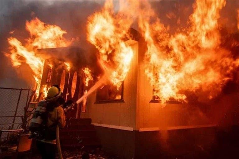 حاكم ولاية كاليفورنيا يطلب 40 مليار دولار لإعادة تأهيل المنطقة بعد الحرائق