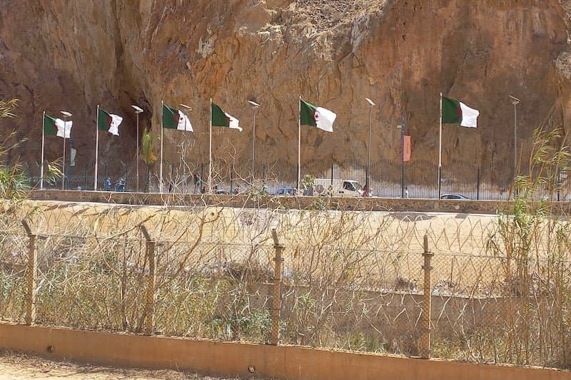 المغرب يتسلم محتجزين من الجزائر