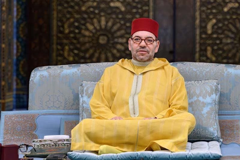الملك يترأس حفل إحياء ليلة القدر ويؤدي الصلاة « جلوسًا »