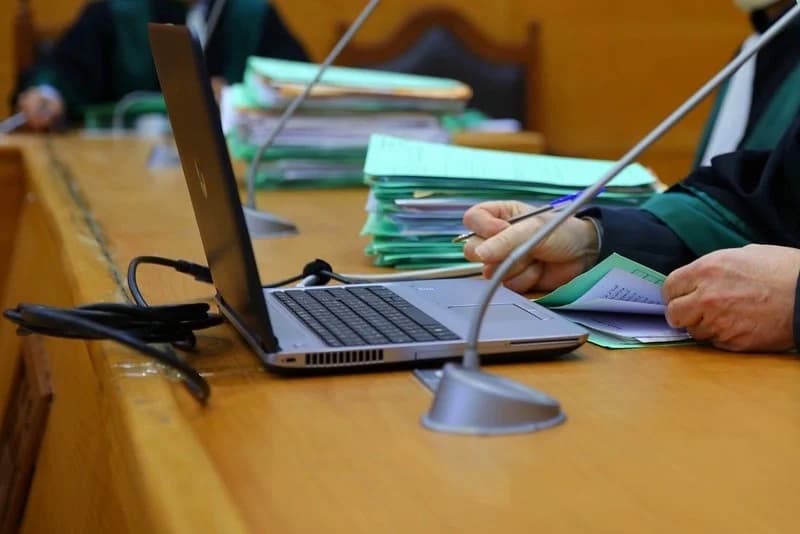 أستاذ متهم بـ »هتك العرض » يمثل أمام القضاء دون دفاع
