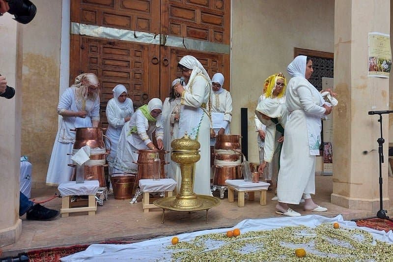 مراكش تحتفي بتقطير "ماء الزهر"