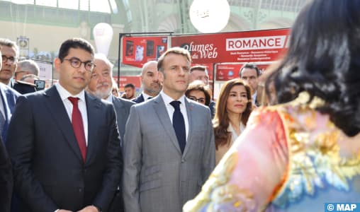 الرئيس ماكرون يزور جناح المغرب في معرض الكتاب في باريس