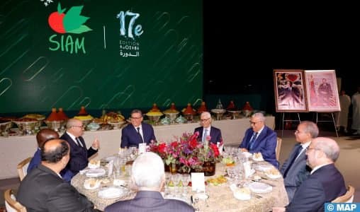 جلالة الملك يكرم المشاركين في المعرض الفلاحي بمكناس